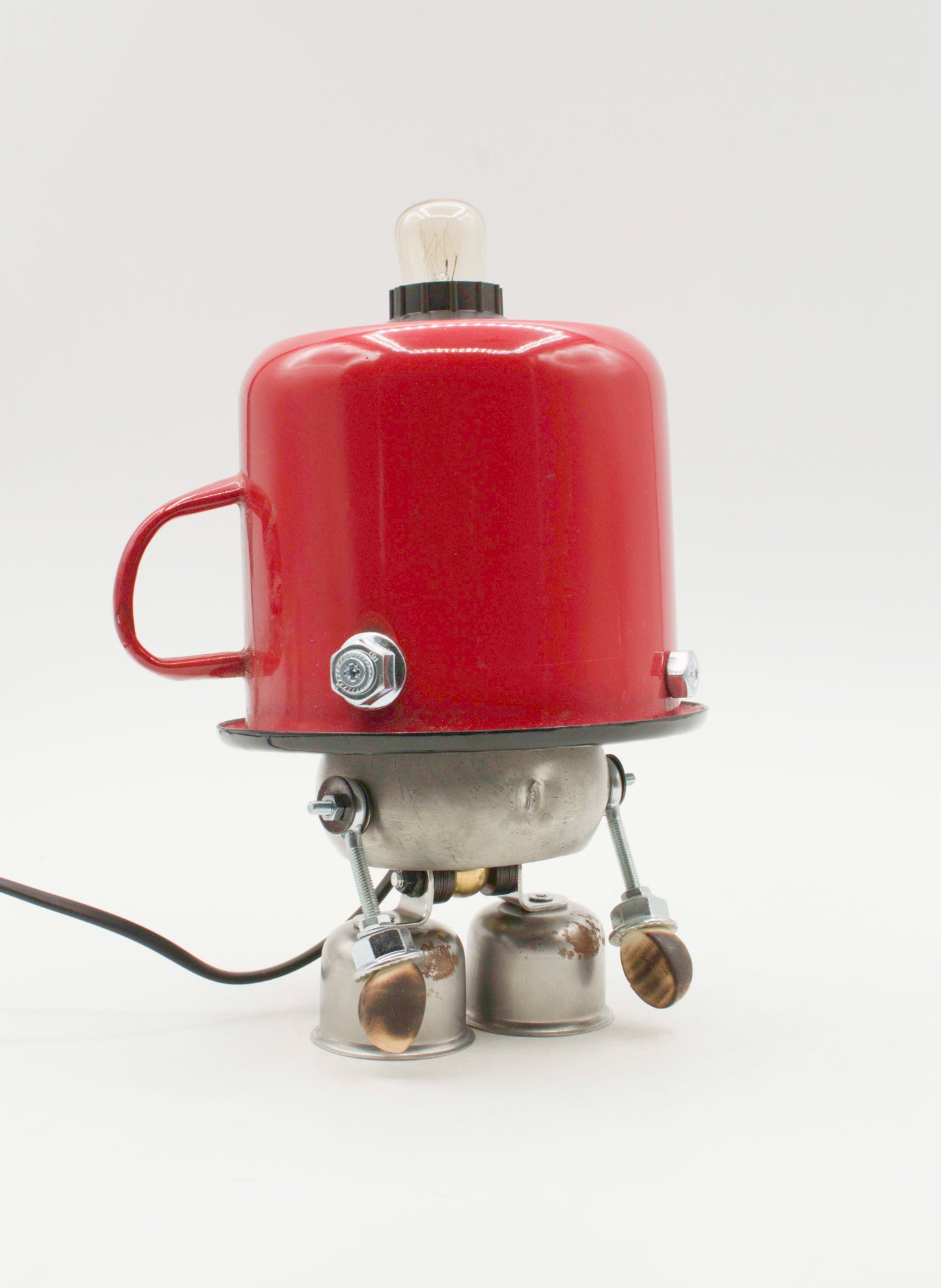 Lampada da tavolo robot fatta a mano con tazza rossa smaltata, gambe metalliche e lampadina vintage
