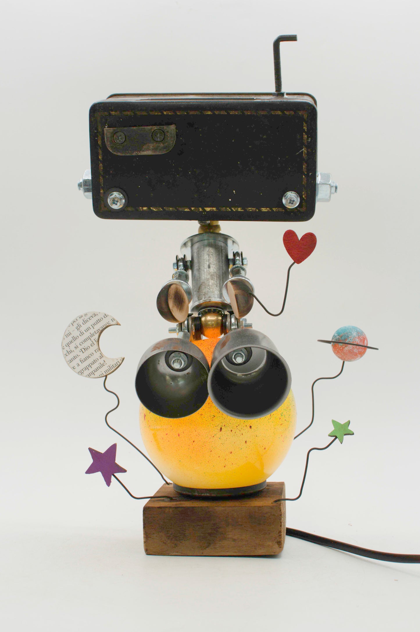 Lampada robot da tavolo stile pianeta gialla a forma di globo con occhi binocolari e dettagli celesti metallici fatta a mano