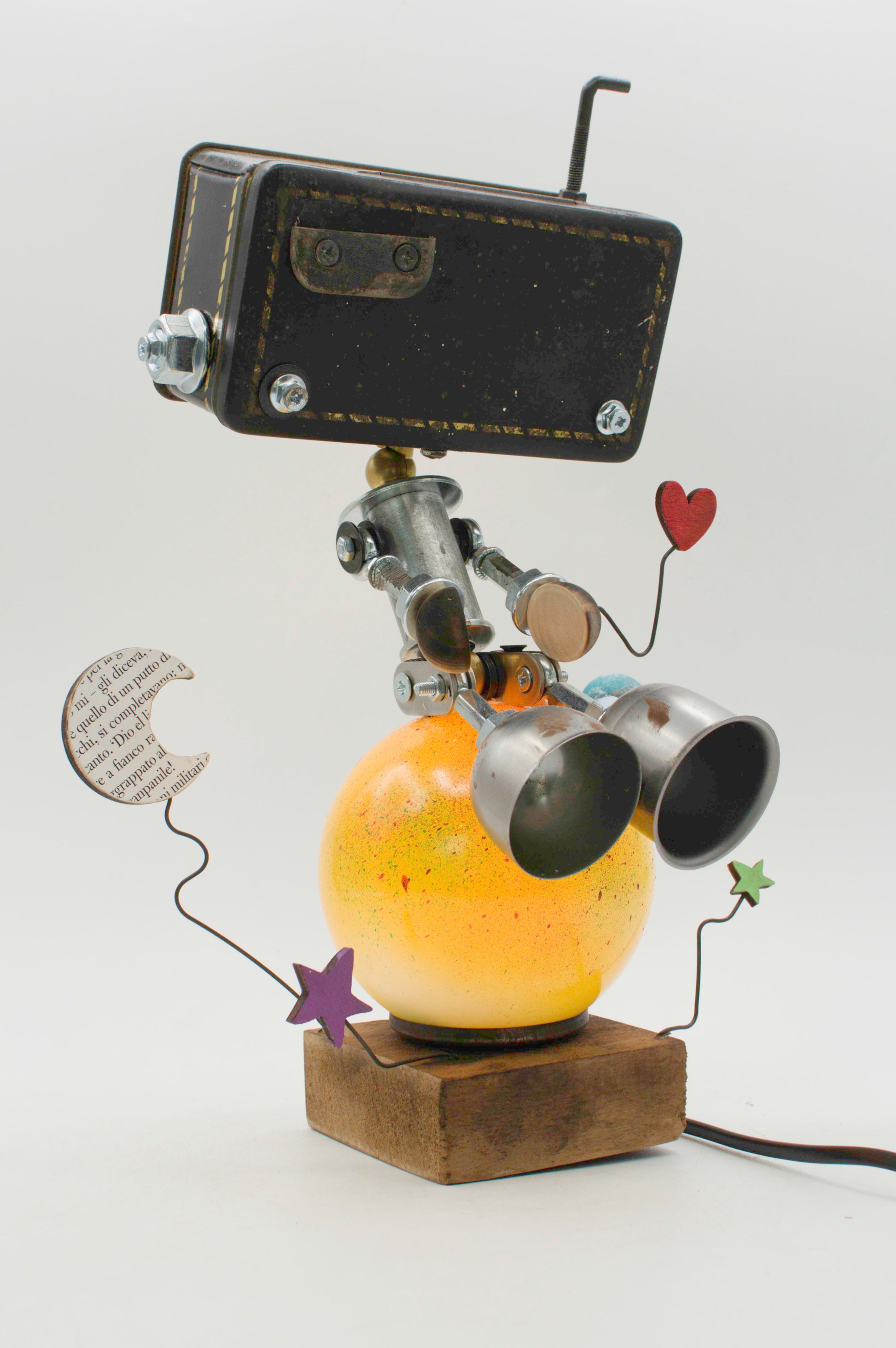 Lampada da tavolo robot stile pianeta fatta a mano con testa nera rettangolare e corpo sferico giallo-arancione luminoso