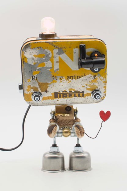 Robot lampada da tavolo in stile pirelli giallo e argento fatta a mano con gambe metalliche braccia in legno e testa lampadina