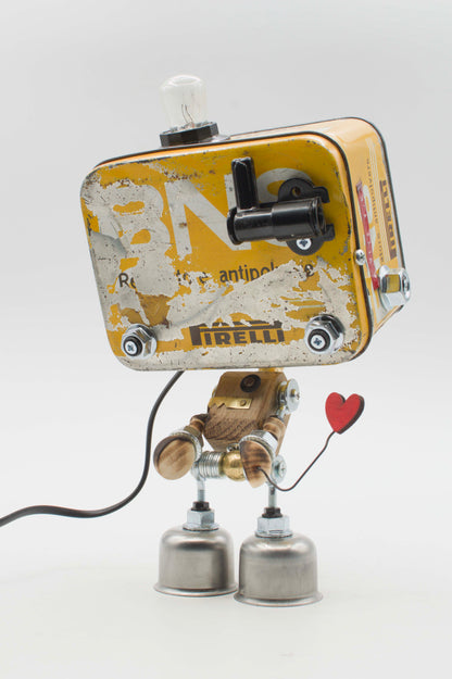 Robot lampada da tavolo stile Pirelli in latta gialla vintage con arti metallici e cuore rosso fatta a mano