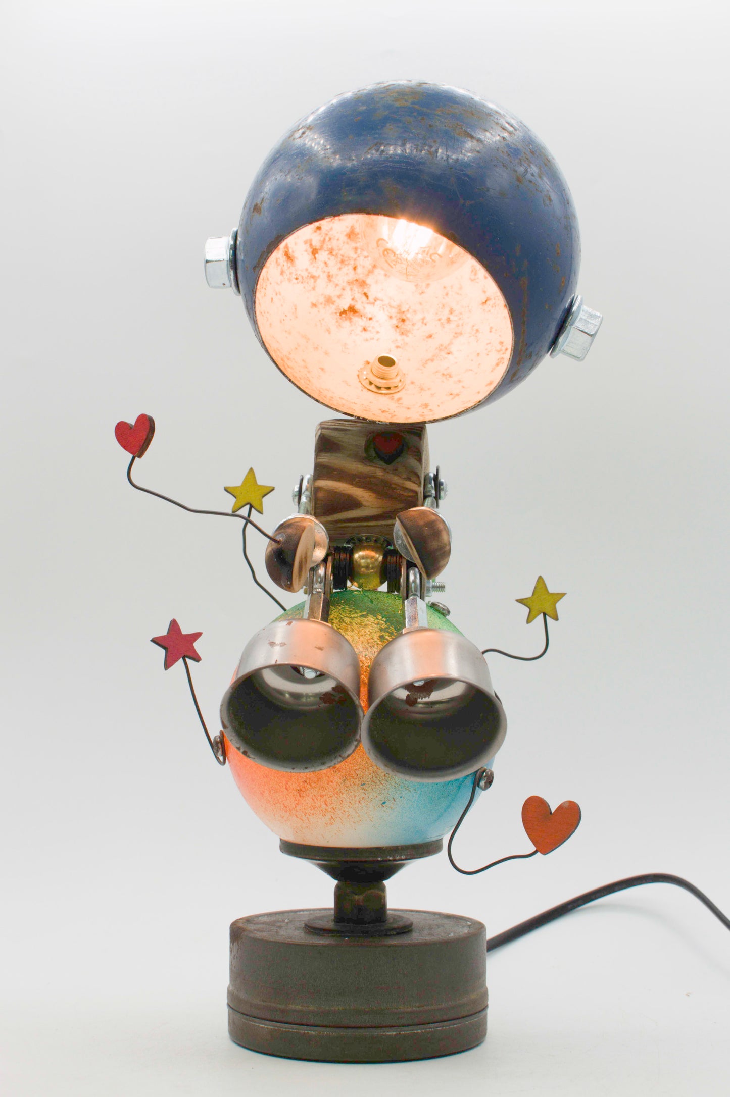 Lampada da tavolo romantico robot blu e argento con testa metallica arrugginita e dettagli a stella e cuore fatta a mano