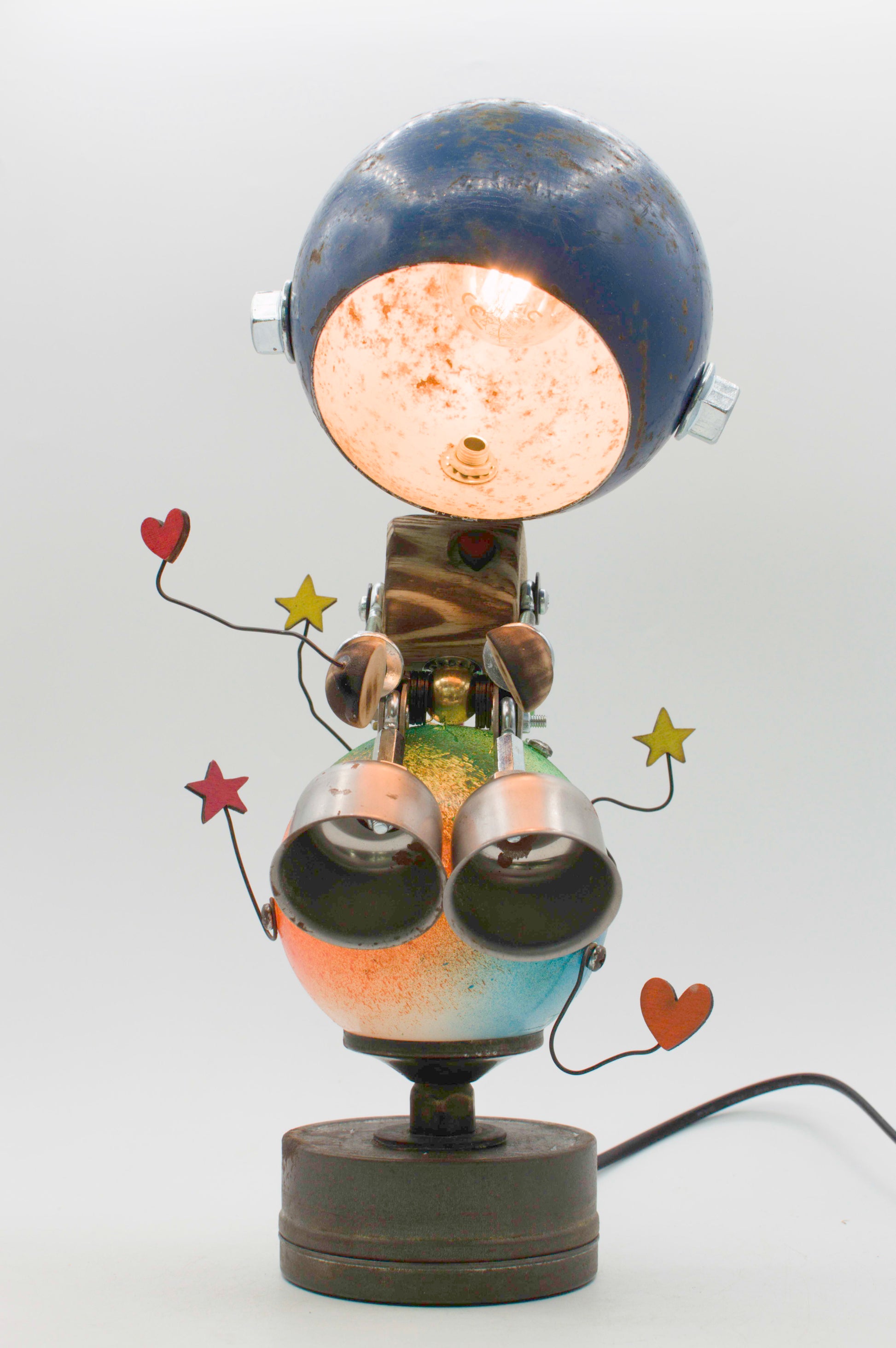 Lampada da tavolo romantico robot blu e argento con testa metallica arrugginita e dettagli a stella e cuore fatta a mano
