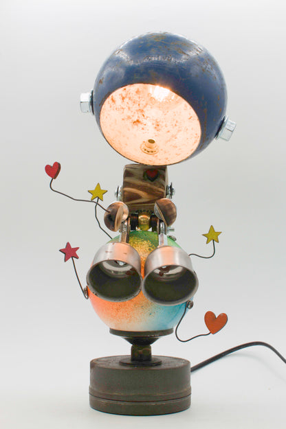 Lampada da tavolo romantico robot blu e argento con testa metallica arrugginita e dettagli a stella e cuore fatta a mano