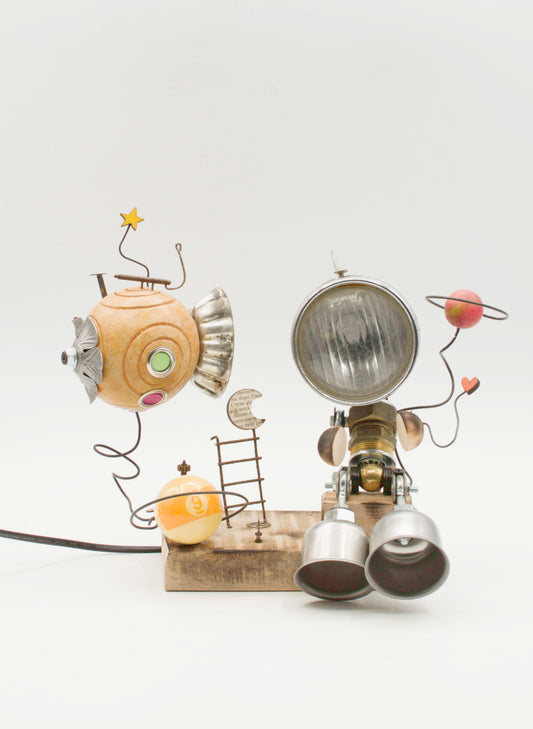 Robot lampada da tavolo stile romantico con scultura steampunk in ottone e argento e dettagli celesti fatti a mano