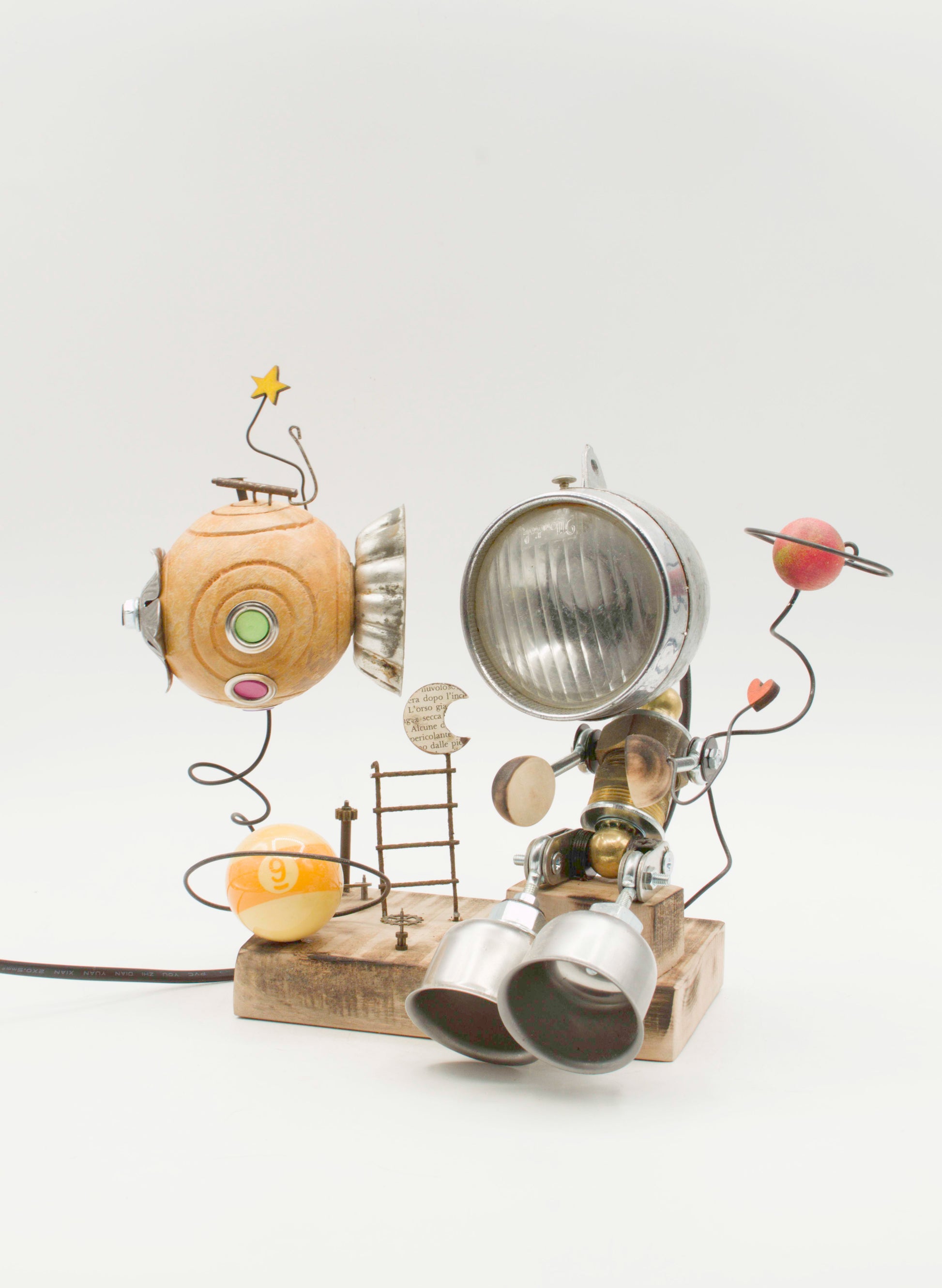 Lampada da tavolo robot stile romantico in ottone e legno con arti articolati su base rustica in legno