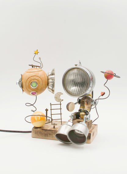 Lampada da tavolo robot stile romantico in ottone e legno con arti articolati su base rustica in legno