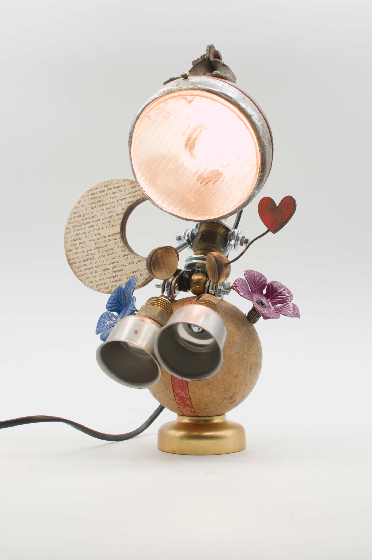 Robot lampada da tavolo stile romantico in ottone con corpo sferico decorato a mano con fiori dipinti e spotlight industriale