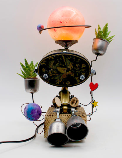 Graziosa lampada creata robot lampada da tavolo stile romantico con testa pianeta arancione e dettagli metallici brass