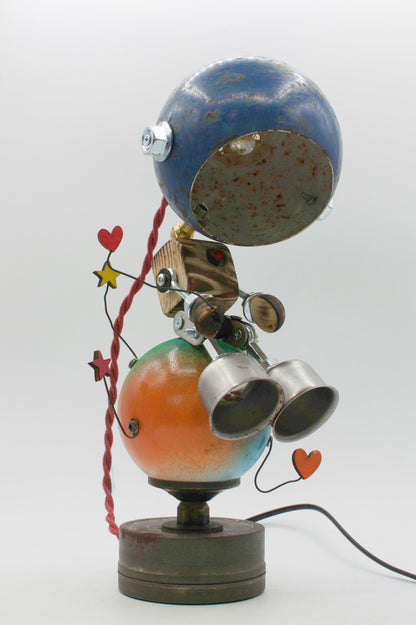 Lampada da tavolo robot romantico fatta a mano in stile vintage blu e arancione con decorazioni a forma di cuore e accenti metallici
