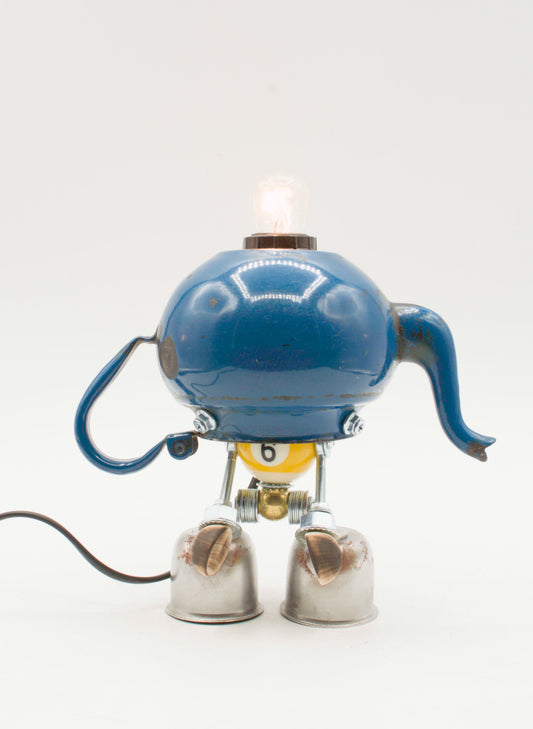 Lampada da tavolo robot in stile teiera blu smaltata con gambe metalliche e lampadina a vista fatta a mano