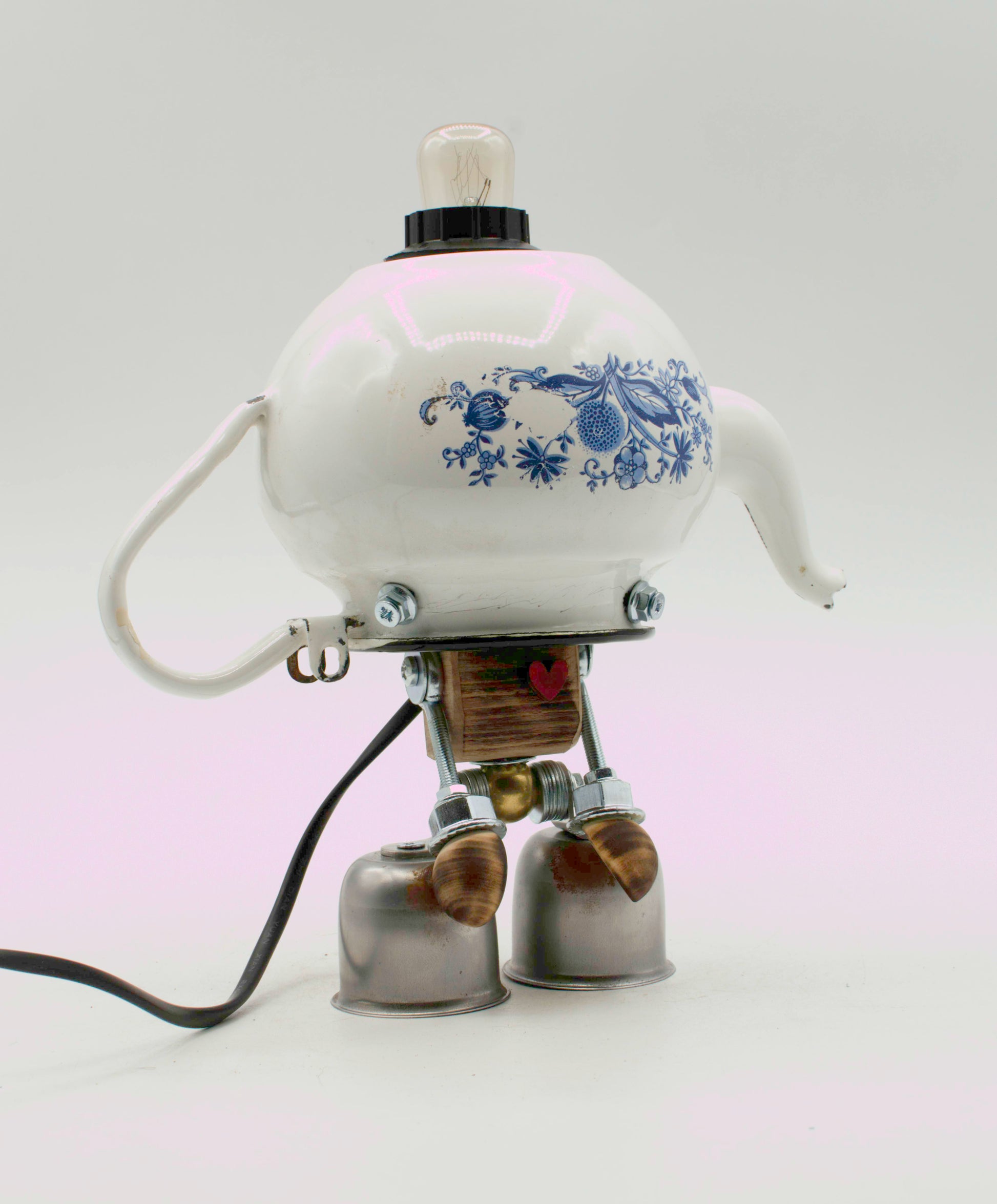 Lampada da tavolo robot stile teiera fatta a mano in ceramica bianca con motivi floreali blu e piedi metallici riciclati