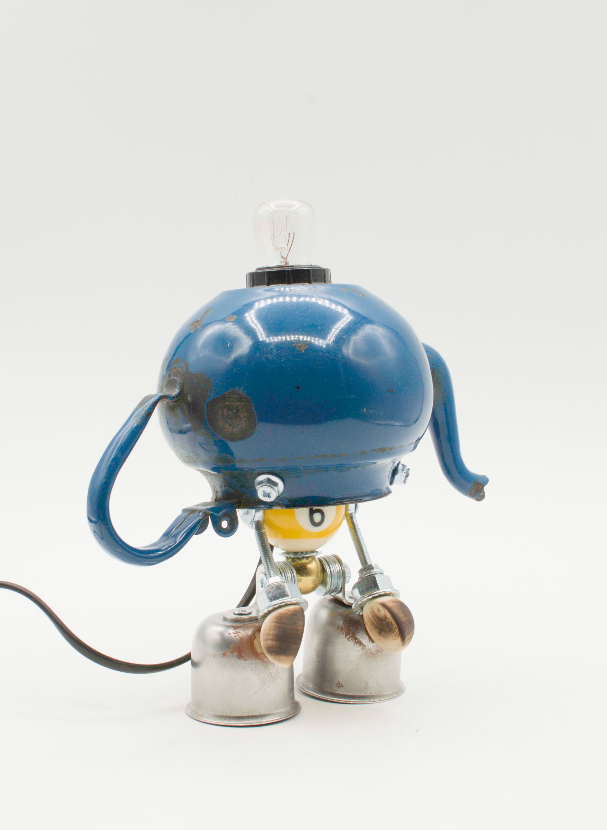 Lampada da tavolo robot a forma di teiera blu in smalto con lampadina trasparente e gambe metallici fatta a mano