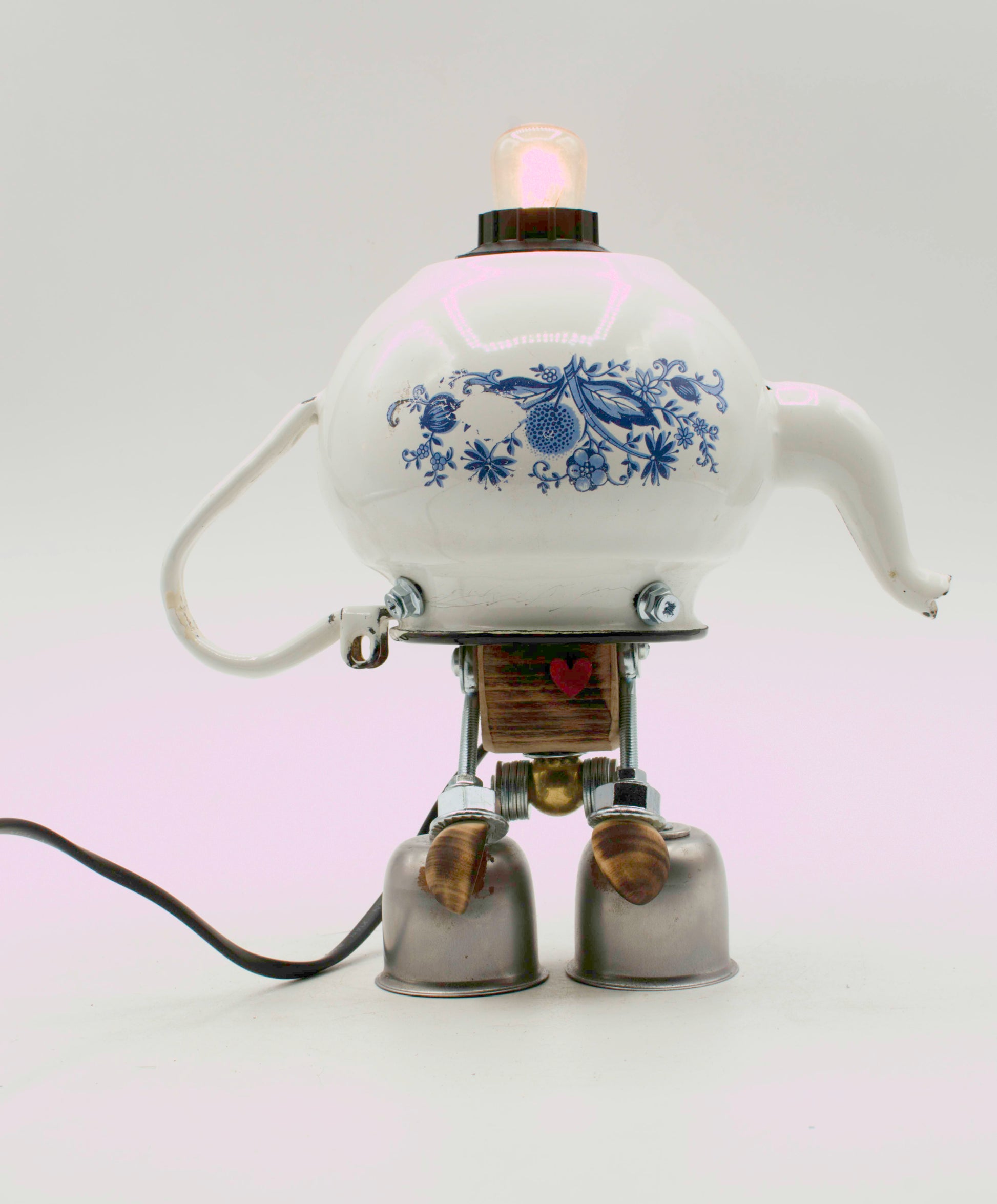 Robot lampada da tavolo stile teiera bianca in ceramica con motivi floreali blu e gambe metalliche fatta a mano
