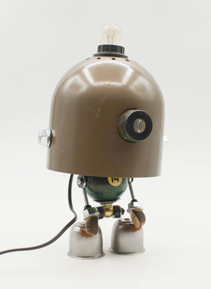 Lampada da tavolo robot vintage stile ufo con testa oliva opaca e gambe argento in metallo riciclato fatta a mano