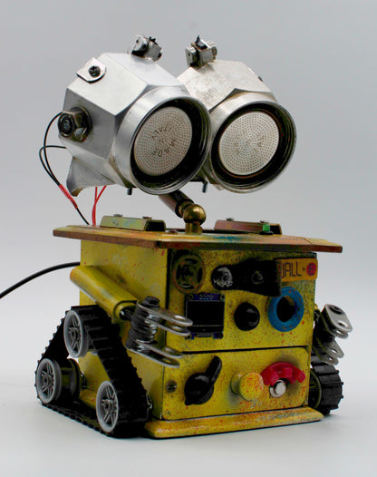 Graziosa lampada creata robot tavolo stile wall e gialla e argento con corpo metallico usurato e carrelli tank