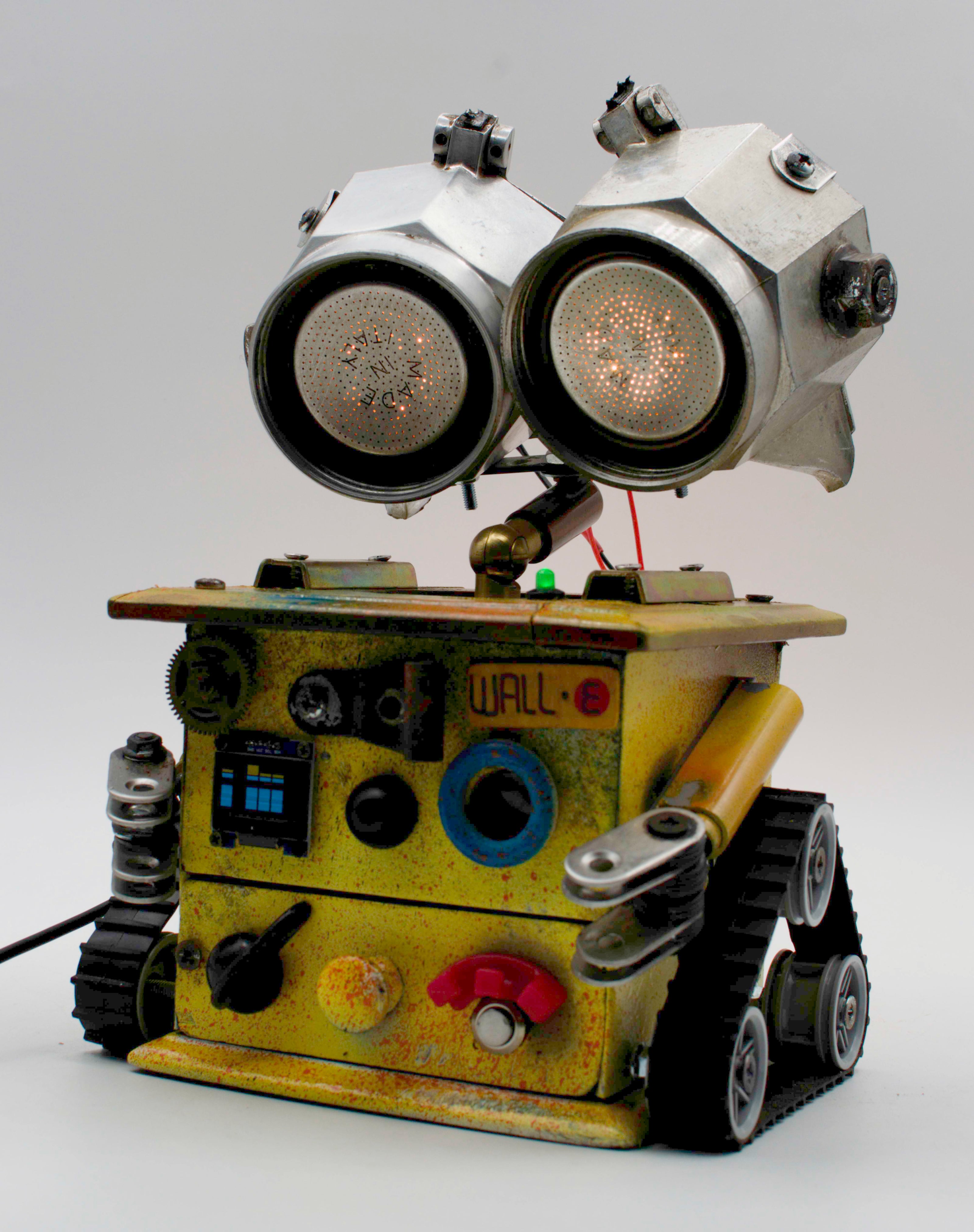 Graziosa lampada creata a mano stile wall e con occhi illuminati e pannello di bottoni e manopole sulla scocca gialla