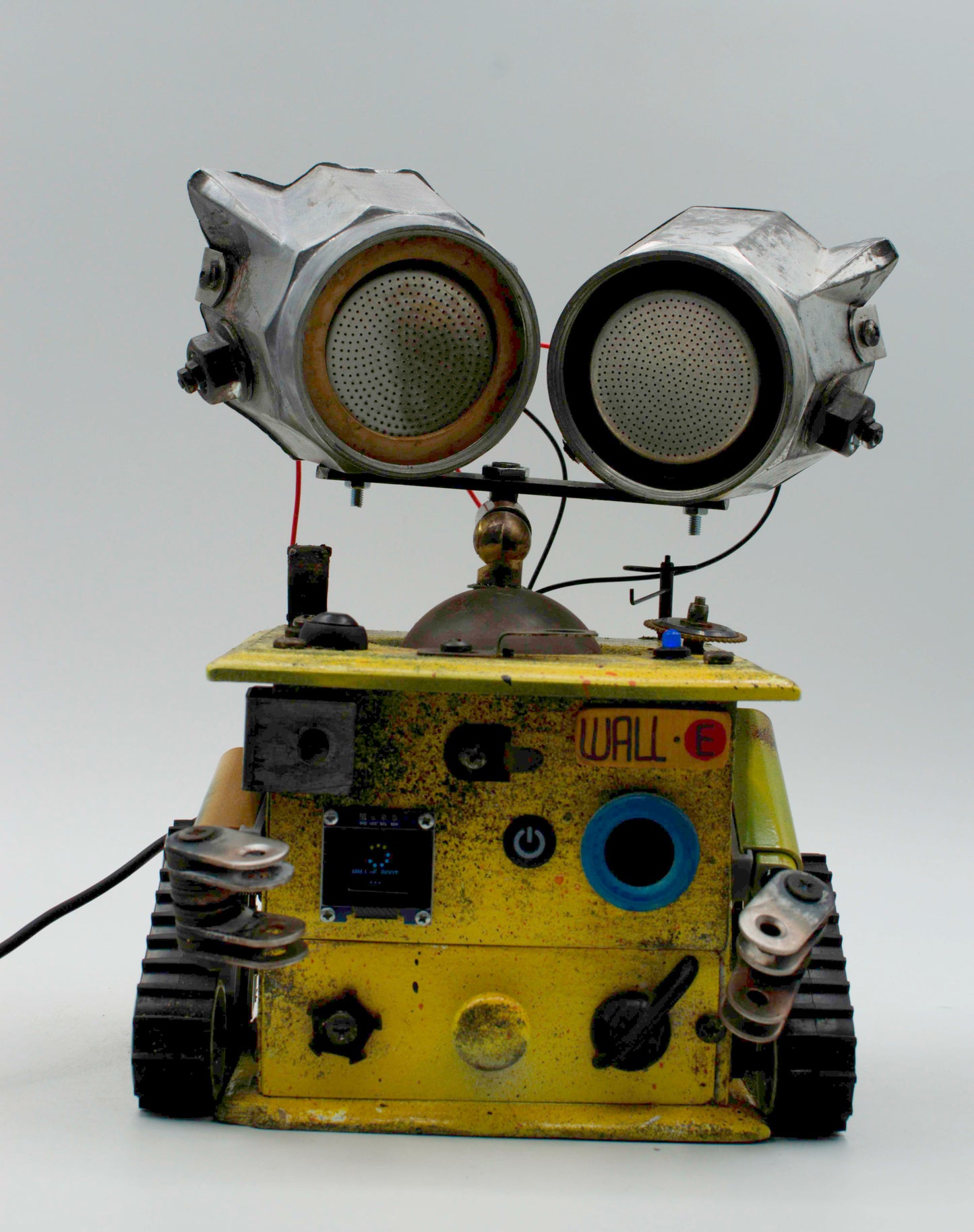 Graziosa lampada creata stile wall e in metallo giallo usurato con occhi altoparlanti e cingoli neri tank
