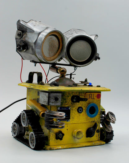 Graziosa lampada creata a mano stile WALL E in metallo giallo con grandi occhi rotondi e ruote tipo tank