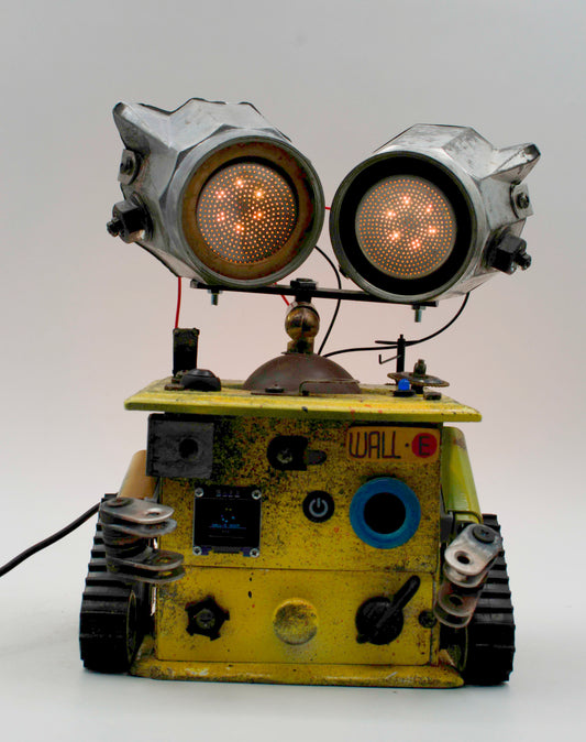 Graziosa lampada creata a mano stile wall e con robot metallico giallo e occhi led ambra luminosi su rotaie
