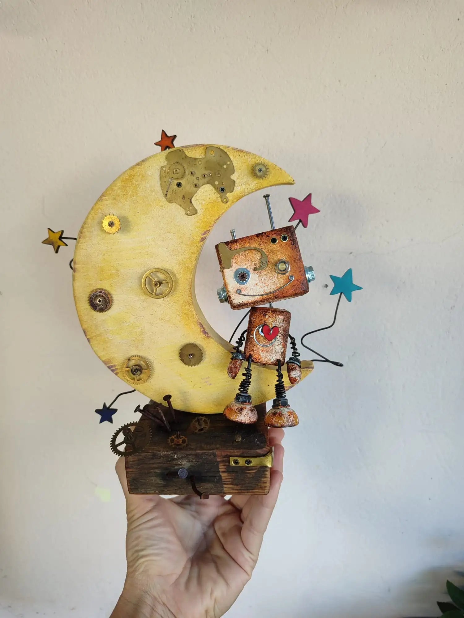 Robot di rame rustico appollaiato su una luna crescente gialla adornata con ingranaggi e stelle.