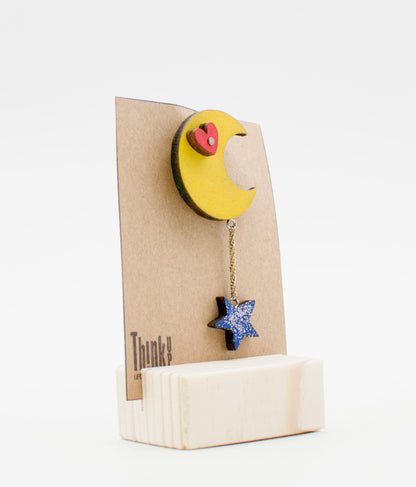 Spilla robot in legno tagliato a laser pezzo unico con luna gialla cuore rosso e stella viola glitter pendente