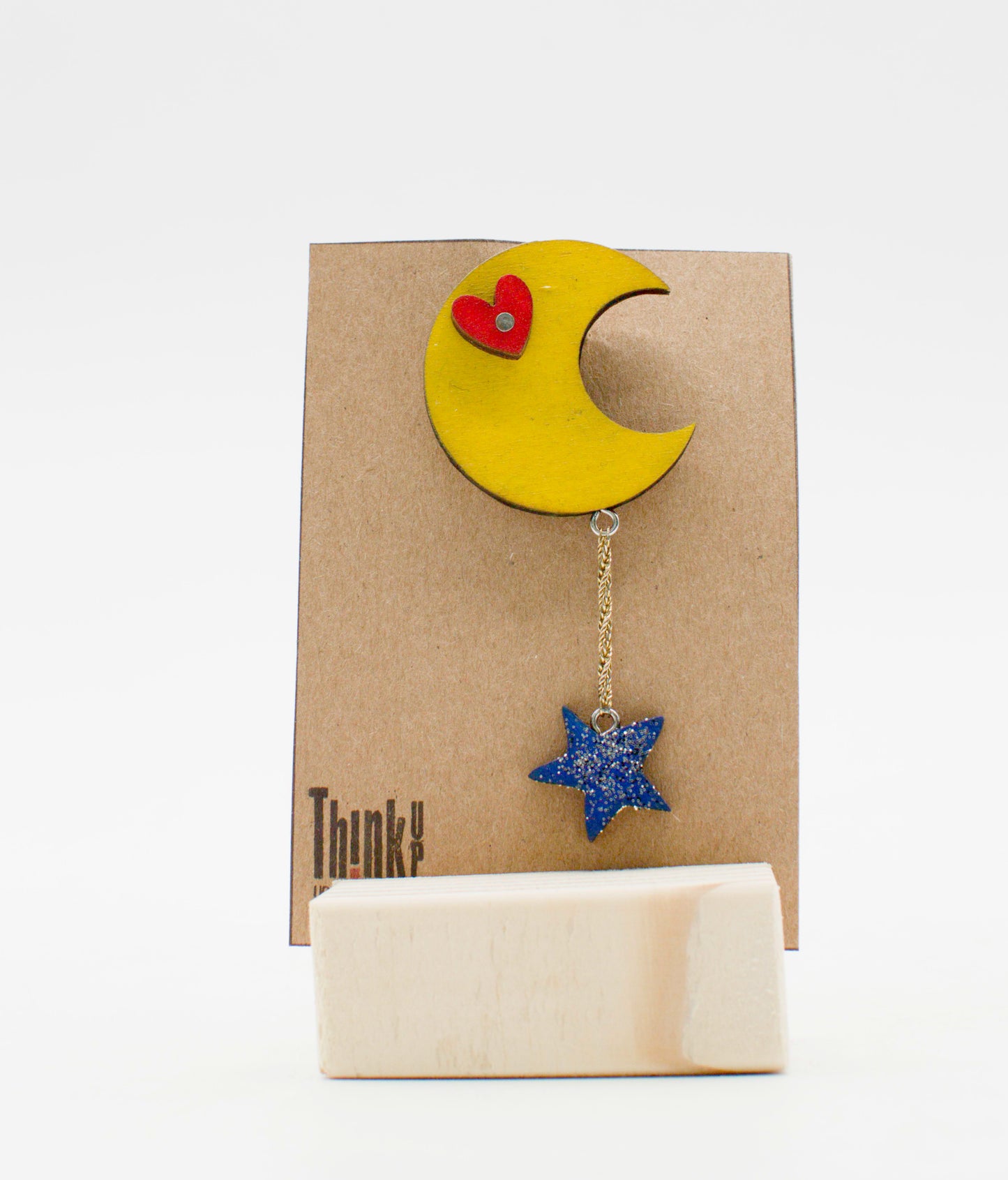 Spilla robot pezzo unico in legno tagliato giallo a mezzaluna con cuore rosso e stella blu glitter pendente