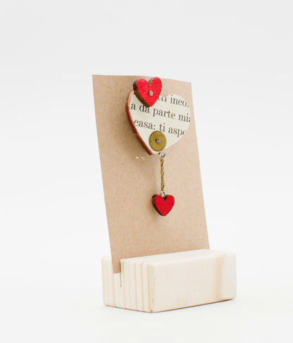 Spilla robot pezzo unico in legno tagliato con cuore rosso vintage a forma di spilla fatta a mano edizione limitata