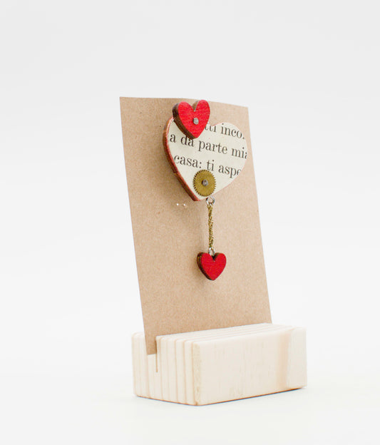 Spilla robot pezzo unico in legno tagliato con cuore rosso vintage a forma di spilla fatta a mano edizione limitata