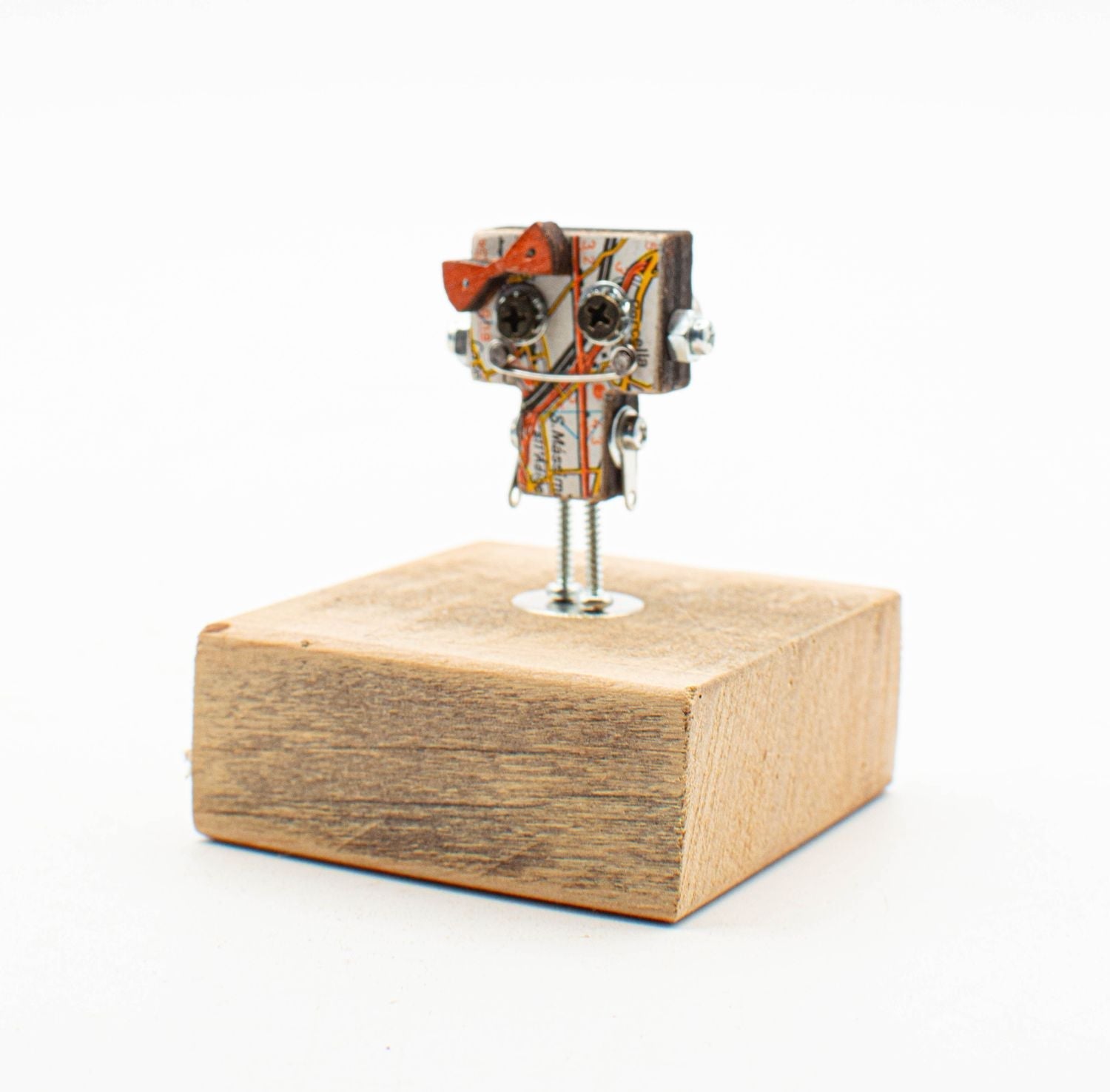 Spilla robot in legno tagliato a laser con testa quadrata in cartone decorato arancione e marrone fatta a mano