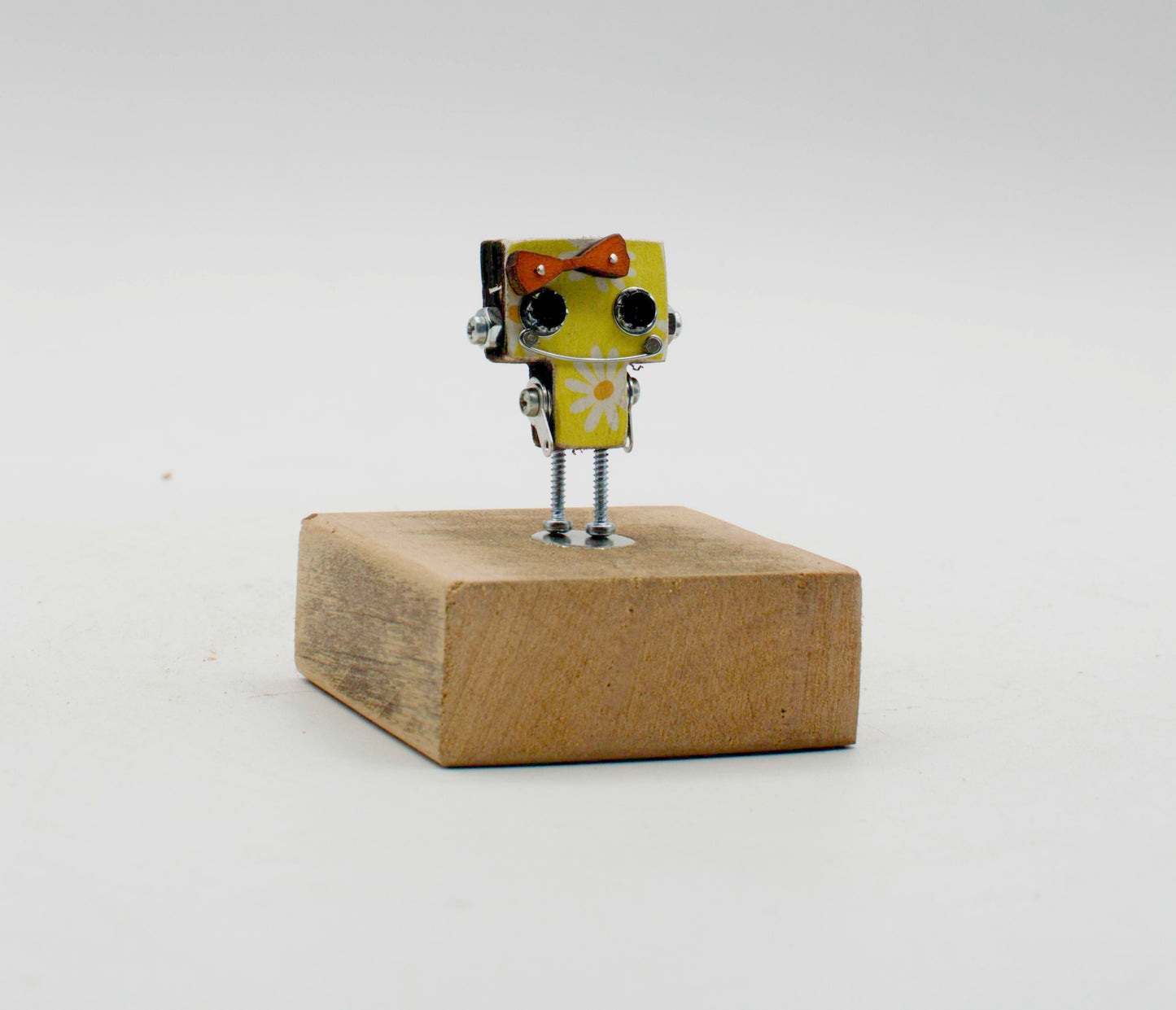 Spilla robot in legno tagliato a laser color lime con design fiore e fiocco rosso su base di legno rustico