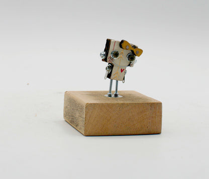 Spilla robot in legno tagliato a laser con robot metallico miniatura argento con dettagli neri e gialli fatta a mano