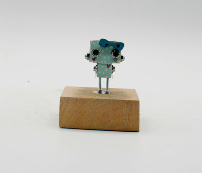 Spilla robot in legno tagliato a laser con testina verde chiaro a pois e fiocco blu fatta a mano