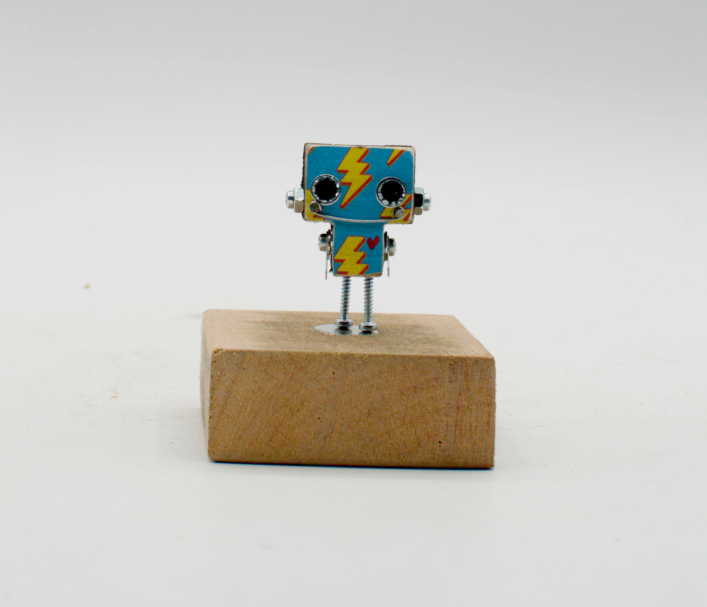 Spilla robot in legno tagliato a laser con robot blu e giallo a tema saetta con arti metallici su base in legno