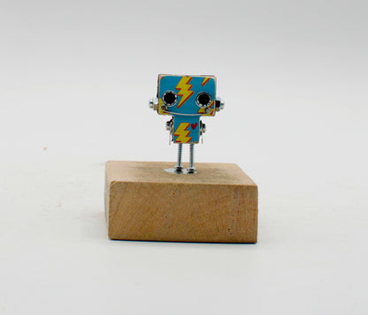 Spilla robot in legno tagliato a laser con robot blu e giallo a tema saetta con arti metallici su base in legno