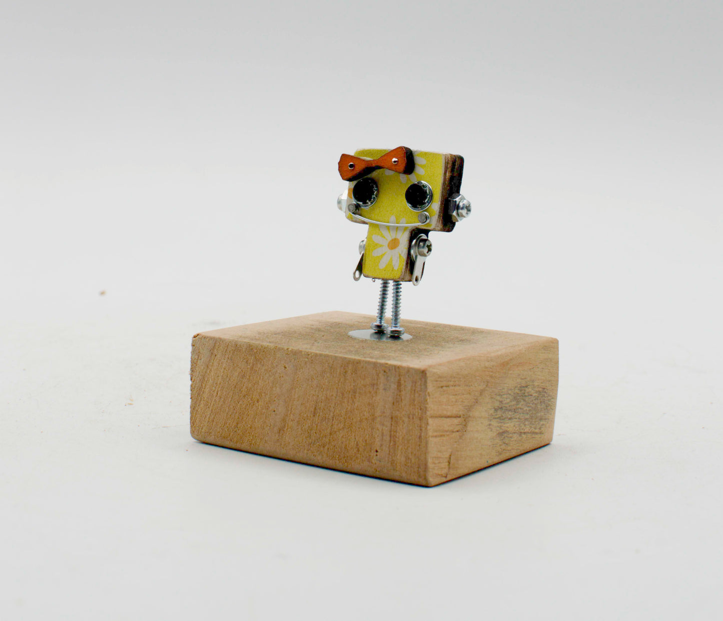 Spilla robot in legno tagliato a laser verde lime con motivo margherita bianca e fiocco marrone su base rustica