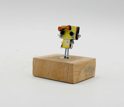 Spilla robot in legno tagliato a laser verde lime con motivo margherita bianca e fiocco marrone su base rustica