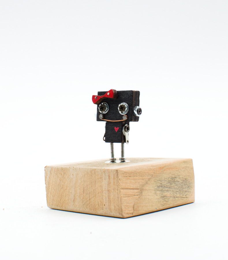 Spilla robot in legno nero con occhi vite argento fiocco rosso e dettagli a forma di cuore fatta a mano