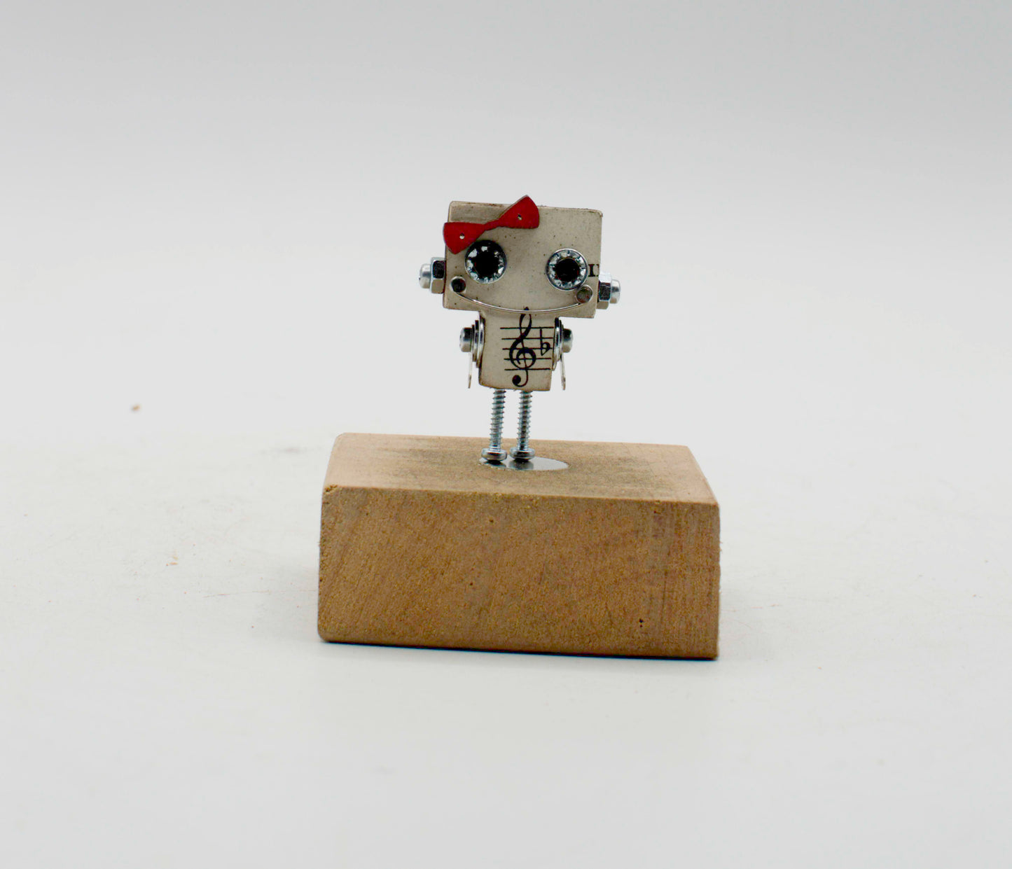 Spilla robot in legno tagliato a laser con figurina robot metallica miniatura a testa quadrata e simbolo chiave di violino