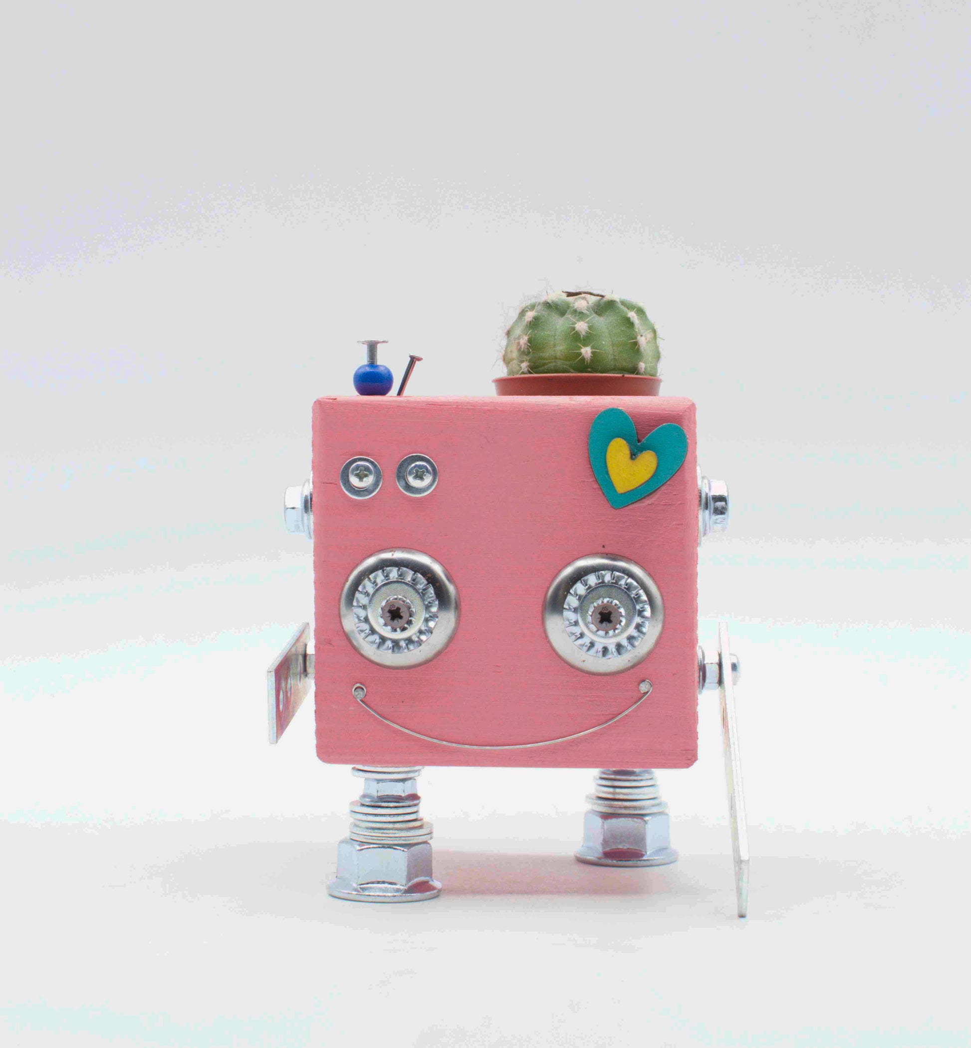 Vaso a forma di robot quadrato rosa con occhi metallici argento faccia sorridente e adesivo a forma di cuore in legno fatto a mano