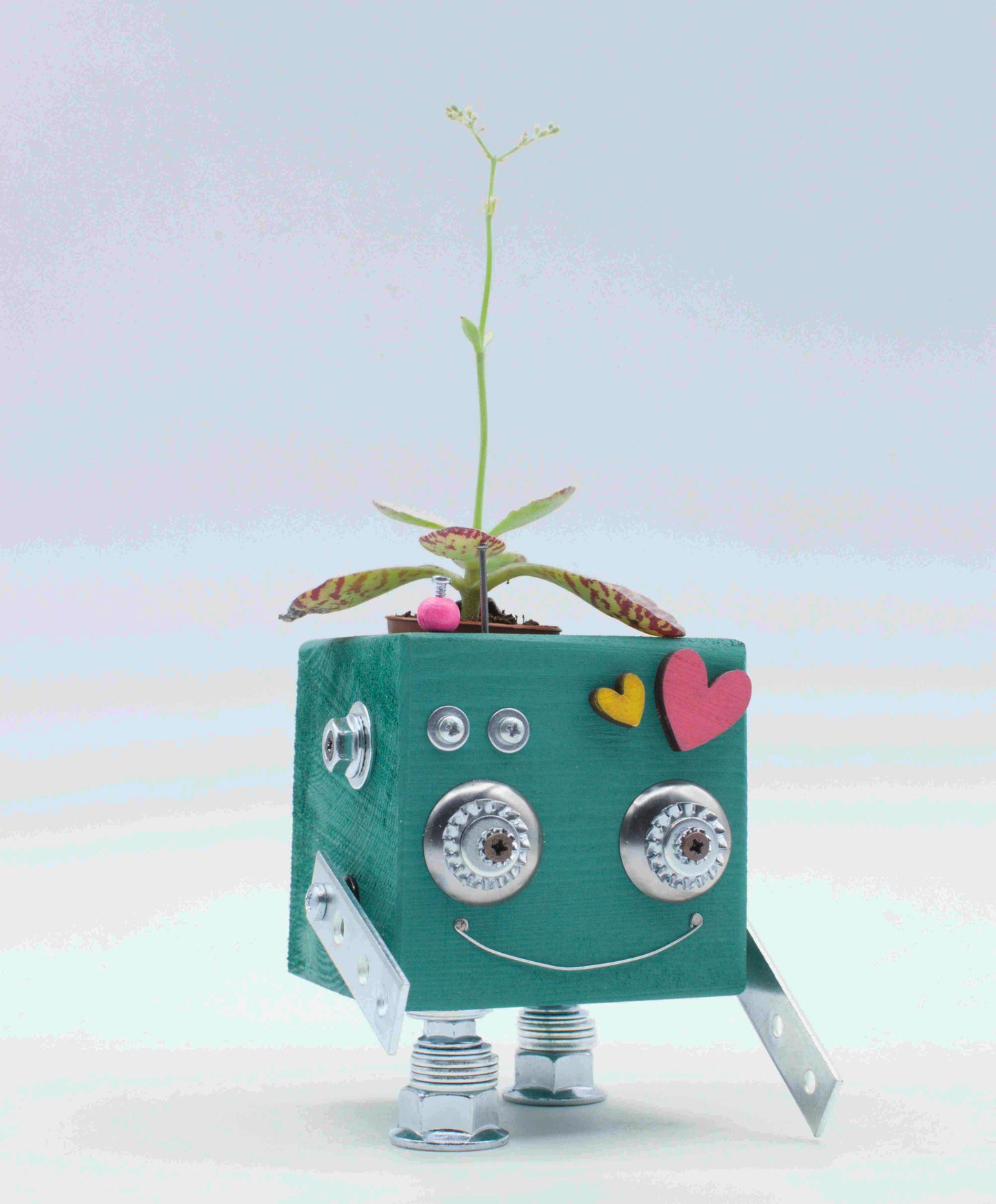 Vaso a forma di robot mint verde in legno fatto a mano con occhi metallici argento bocca sorridente e cuori decorativi
