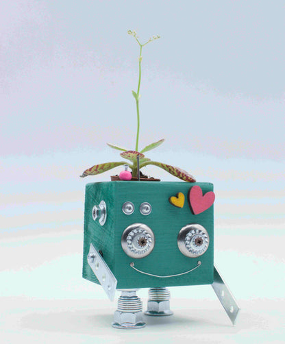 Vaso a forma di robot mint verde in legno fatto a mano con occhi metallici argento bocca sorridente e cuori decorativi