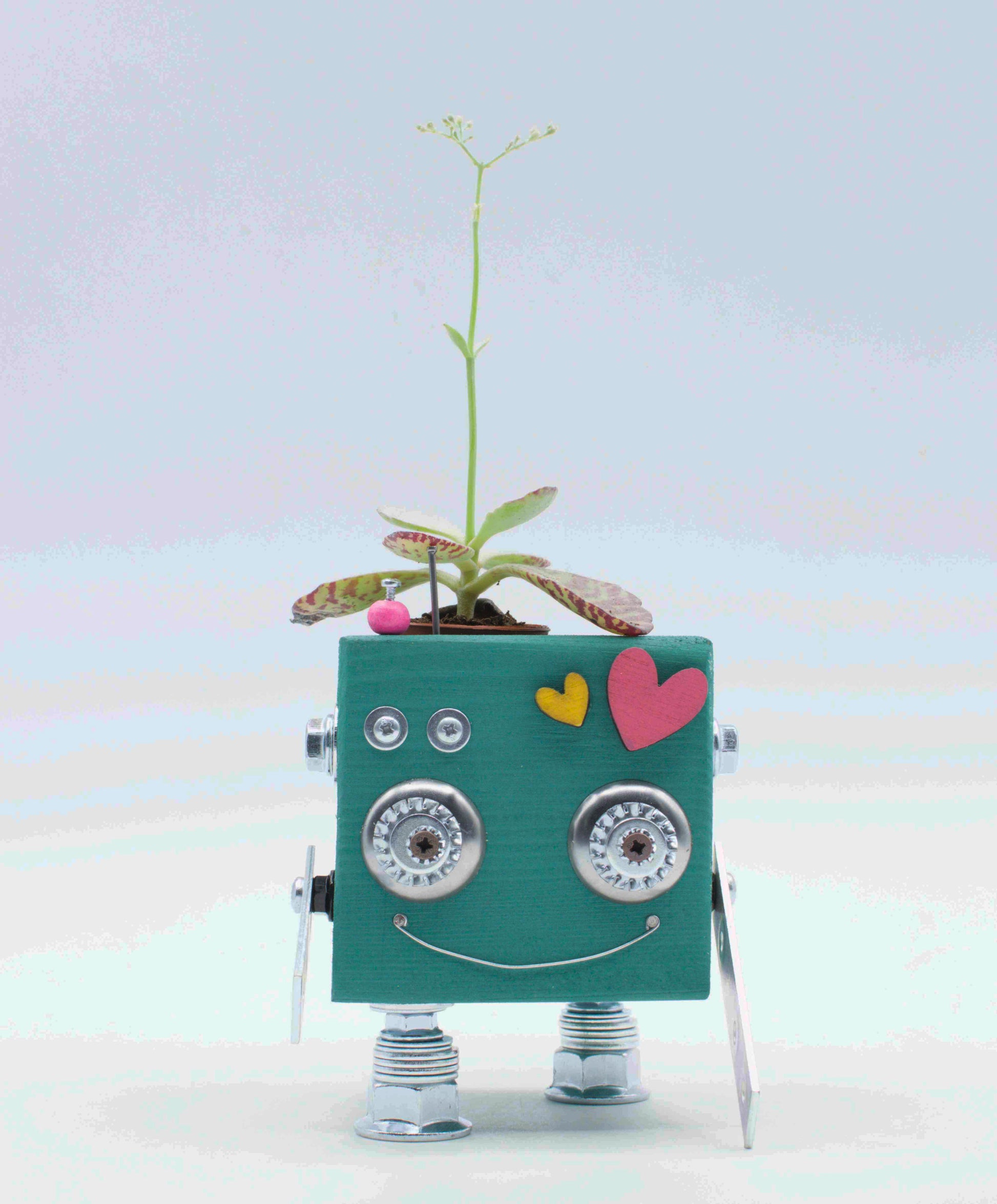 Vaso a forma di robot verde menta con occhi metallici argento e cuori rosa e gialli in legno fatto a mano