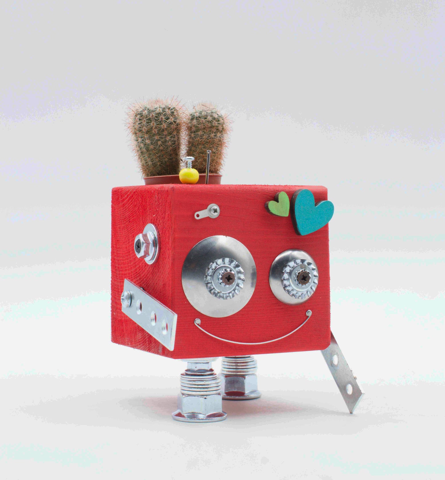 Vaso a forma di robot rosa a cubo con occhi metallici argento faccia sorridente e gambe in metallo porta pianta in legno fatto a mano