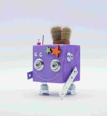 Vaso a forma di robot viola con occhi metallici argento, decorazioni a stella e porta pianta in legno fatto a mano