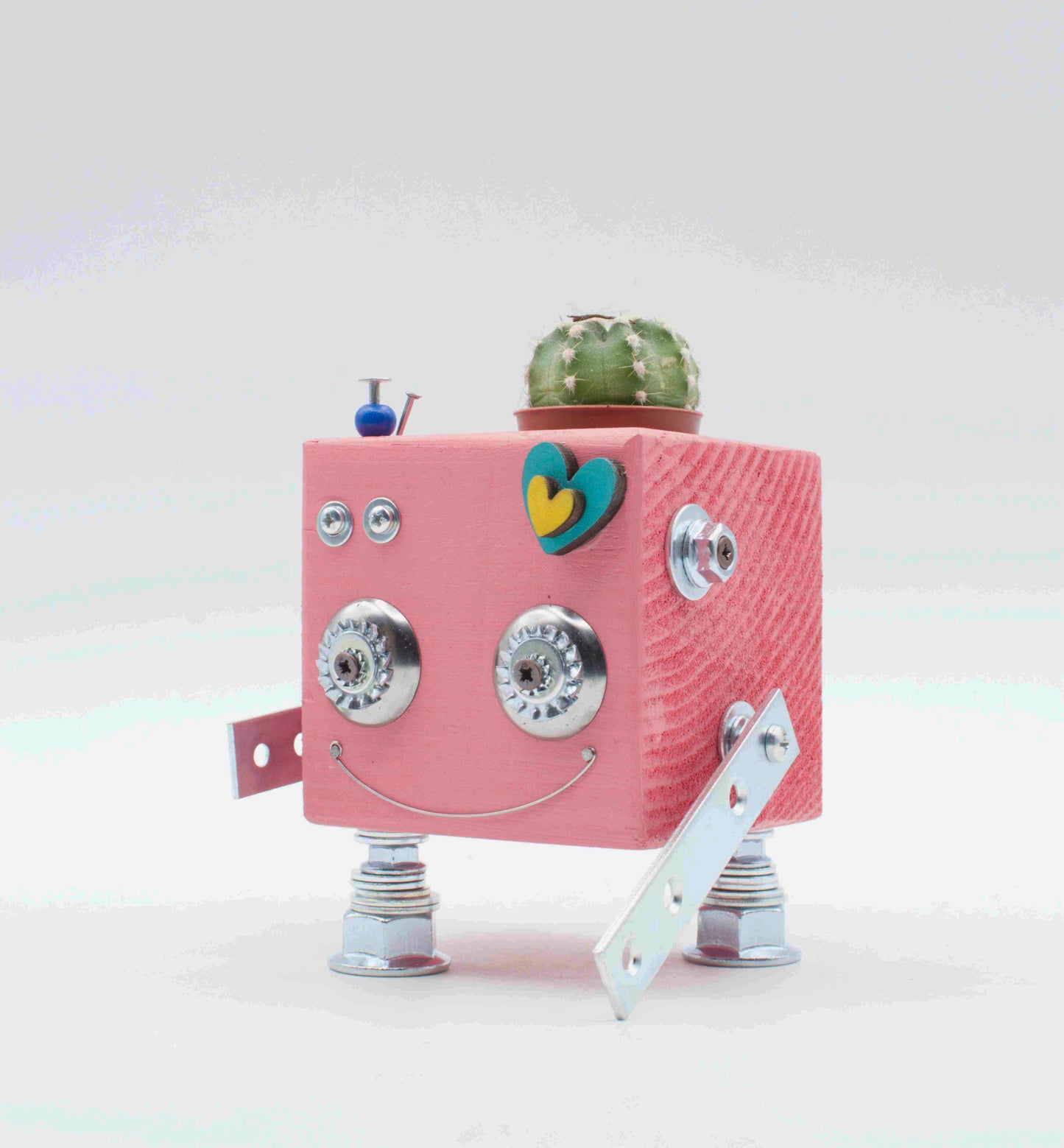 Vaso a forma di robot rosa con occhi metallici argento e gambe in metallo porta pianta in legno fatto a mano