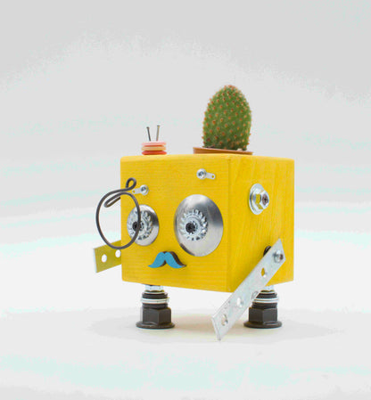 Vaso a forma di robot giallo con occhi circolari dargento baffi azzurri in carta e gambe a bullone in legno fatto a mano