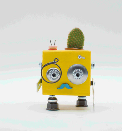Vaso a forma di robot giallo con occhi circolari argento baffi azzurri gambe metalliche porta pianta in legno fatto a mano