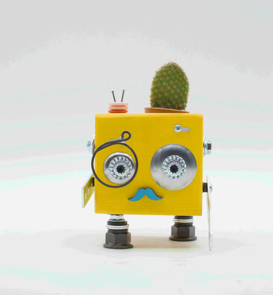 Vaso a forma di robot giallo con occhi circolari argento baffi azzurri gambe metalliche porta pianta in legno fatto a mano